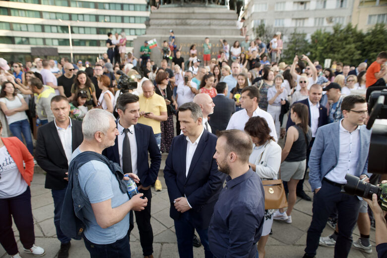 Премиерът Кирил Петков призова за протести и утре вечер (обобщение) Премиерът Кирил Петков призова за протести и утре вечер (обобщение)