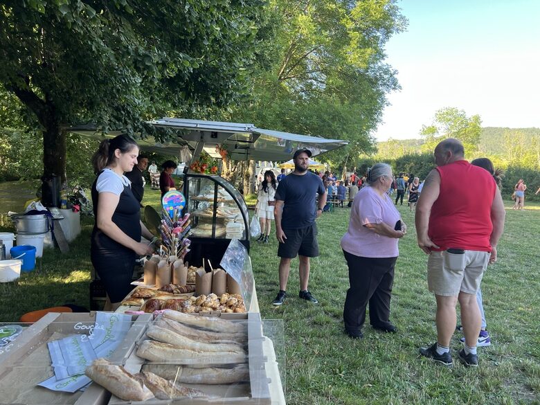 Петъчният пазар на местни производители в село в Бургундия. Кметицата е поръчала на местен дърводелец пейки и маси, щандовете са безплатни, бургундците пазаруват, хапват местни специалитети, пият и пеят. Селската духова музика свири.