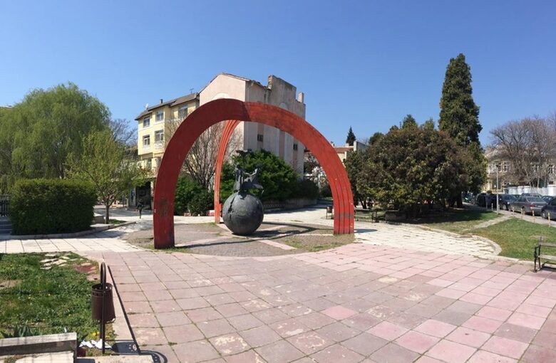 Площадът в центъра на Врна с пластиката "Знаме на мира", който се оказа частен, но с неизвестен собственик