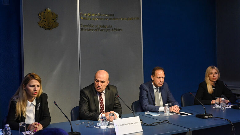Отляво надясно: заместник-министър Велислава Петрова, министър Николай Милков, заместник-министър Костадин Коджабашев (който е и говорител) и ръководителят на пресцентъра Леа Бакалова на брифинга на 8 август