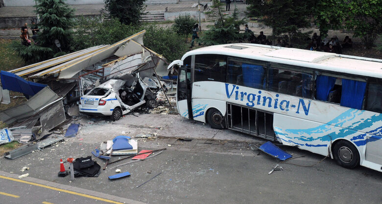  Двама служители на реда починаха тази заран в Бургас при опит да спрат рейс, пренасящ незаконни мигранти. В рейса са пътували 47 души от Сирия, измежду които дами и четири деца. 