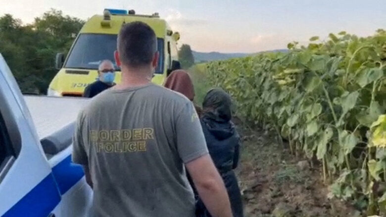 Гръцки полицейски патрул е спрял мигранти в нива в Северна Гърция близо до границата с Турция.