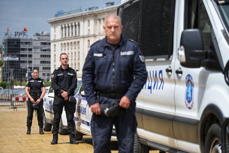  Полицаи от цялата страна уважиха паметта на сътрудниците си с минута безмълвие и включени сигнални сирени. Днес е ден на печал в Бургас. 