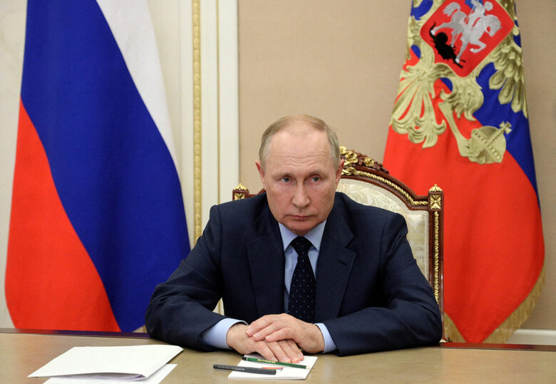 Според държавния глава Владимир Путин хунтата прави бизнес с частни лица и трябва да се говори за "търговските интереси на наши компании, които се договарят с местното ръководство". И прессекретарят на Кремъл Дмитрий Песков потвърди: в Русия има ЧВК, които оказват "консултантски и охранителни услуги", включително в чужбина, а това не противоречи на руските закони, където регулация няма. Попитан дали това не противоречи на наказателния кодекс и забраната за наемничество, отговорът му бе: Тази тема не стои сега в дневния ред на президента.