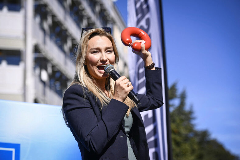  Еба Буш, лидер на християн-демократите размахва парче шведска наденция - повишаването на живота и развихрилата се престъпност са в центъра на акцията за изборите на 11 септември. 