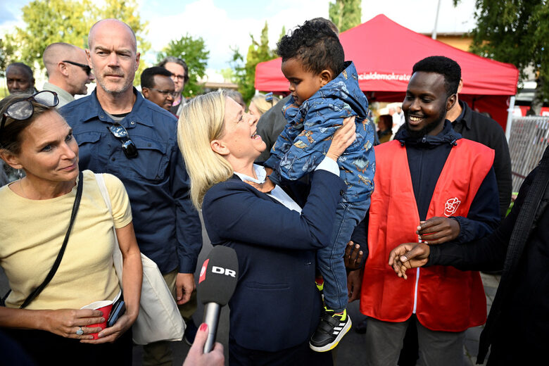  Лидерът на социалдемократите и министър председател на Швеция Магдалена Андершон се среща с гласоподаватели в Борланге. Според нея несъразмерната имиграция и слабата интеграция на новодошлите са причина за растящата престъпност. 