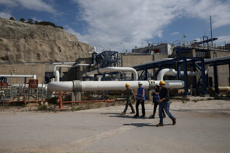 Единственият гръцки LNG терминал увеличава вноса, за да замени руския газ