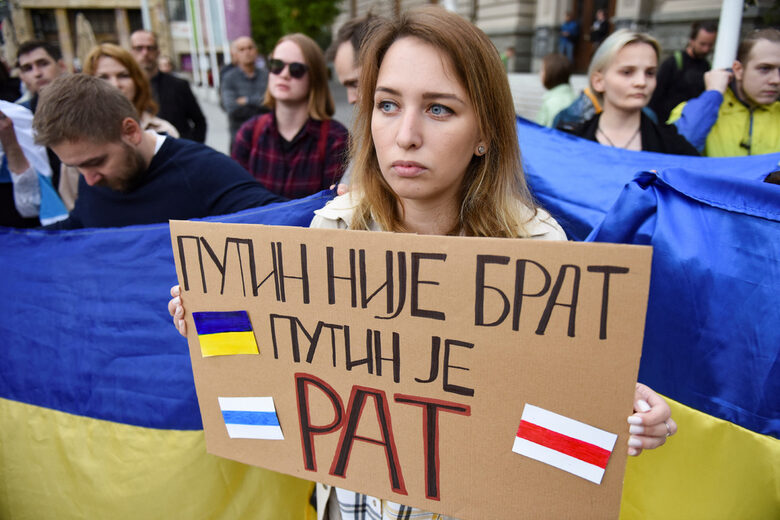 Протест в Белград срещу войната. "Путин не е брат, Путин е война", пише на плаката