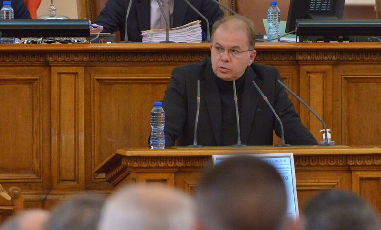 От ГЕРБ похвалиха Нинова за гласуването за Рашидов, махнала "злата магия" върху БСП