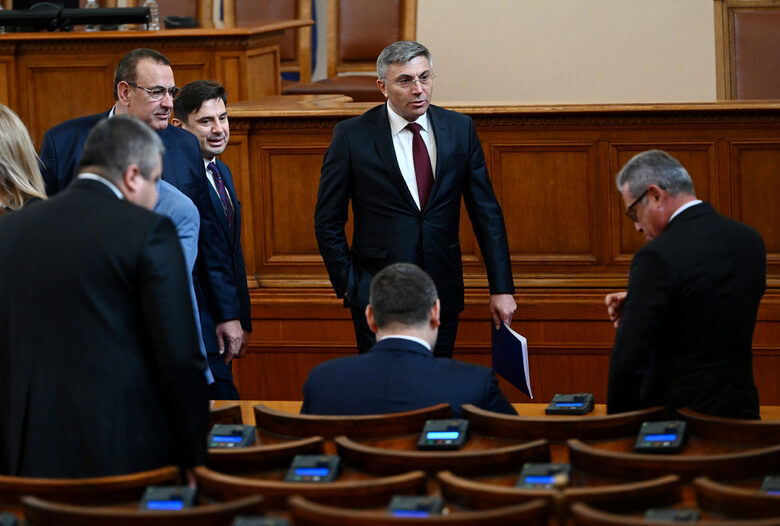 С "Магнитски" на първия ред и ветераните на парламента: кой кой е в групата на ДПС