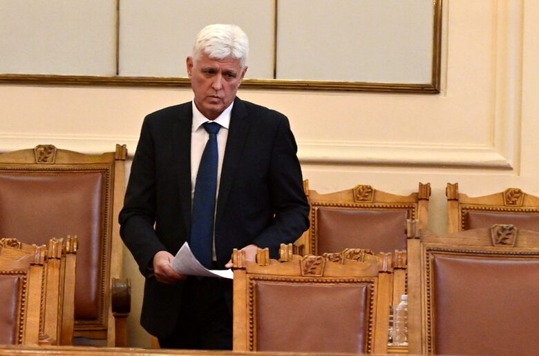 Министърът на отбраната Димитър Стоянов каза, че руските МиГ-ове ще могат да летят само до края на идната година.