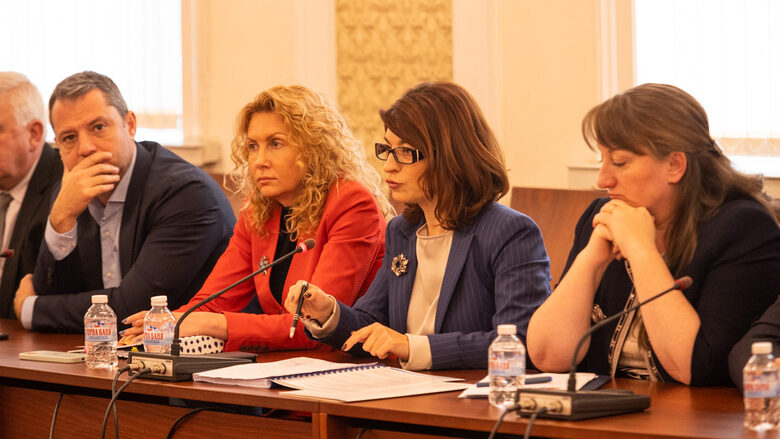 Делян Добрев, Деница Николова, Десислава Атанасова, Деница Сачева от парламентарната група на ГЕРБ-СДС