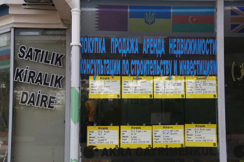 Напливът на руснаци вдига цените на жилищата в турския курорт Анталия