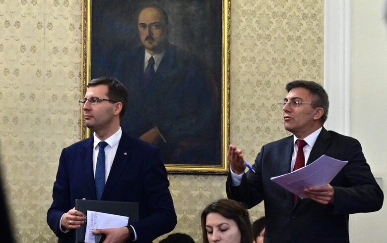 Председателят на ДПС Мустафа Карадайъ не хареса отговора на Николай Денков за двойното гражданство на Кирил Петков