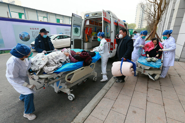 Пациенти с COVID-19 се доставят в болница в град Суининг в префектура Съчуан в Югозападен Китай