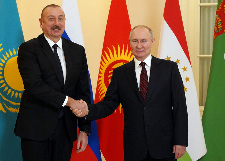 Руският президент Владимир Путин с азербайджанския си колега Илхам Алиев преди срещата на Общността на незавсимите държави в Санкт Петербург, 26 декември 2022 г.