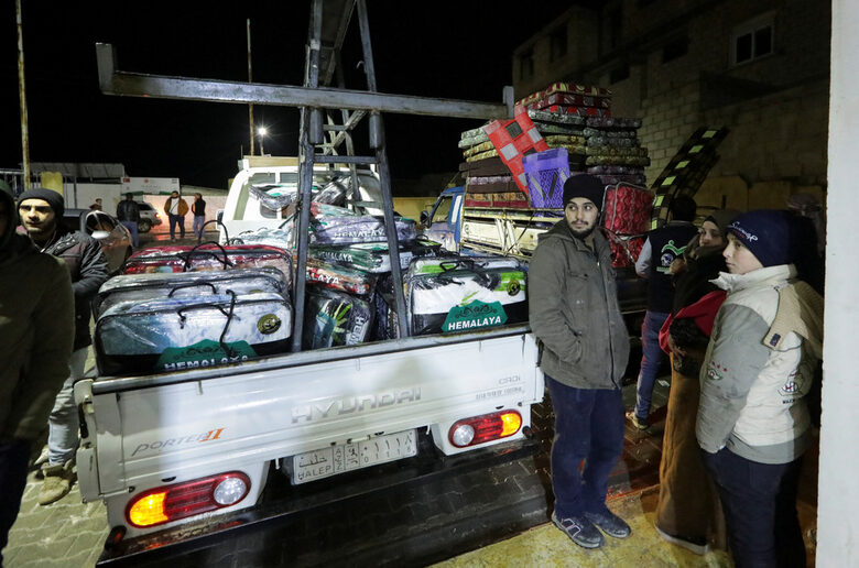  Матраци и завивки пред състезателен център в Азаз за потърпевшите. Градът се управлява от съперниците на Асад 