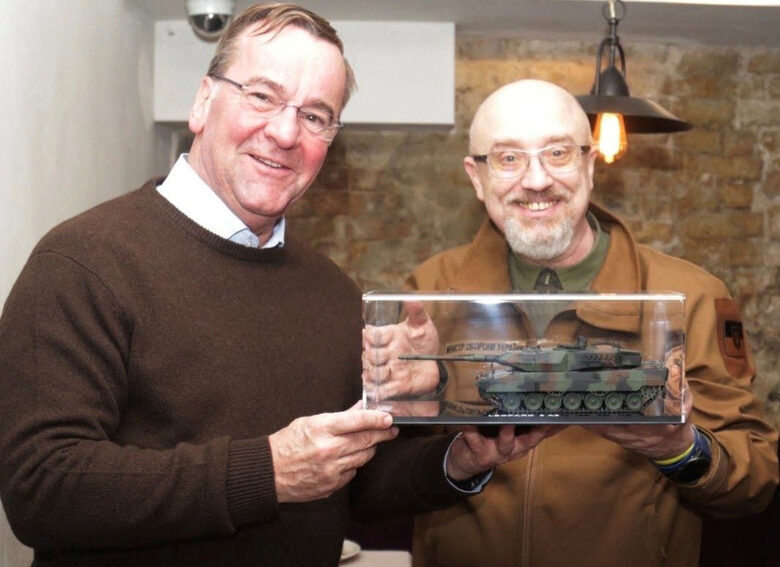  Германският министър на защитата Борис Писториус с украинския си сътрудник Олексий Резников 