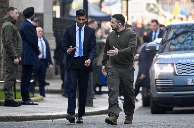  Британският министър председател Руши Сунак и Зеленски вървят към 