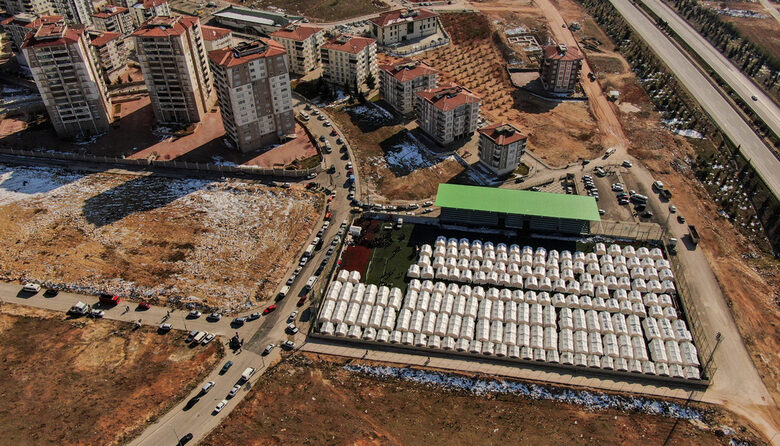  Палатков лагер за останали без покрив в стадион в град Газиантеп. 