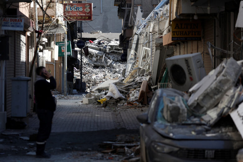  Улица в Искендерун е препречена от рухнали здания. 