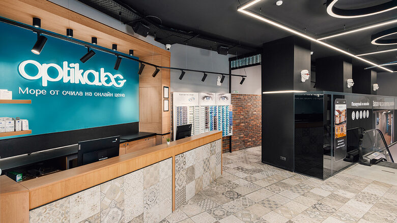 Най-голямата оптика в България ще ви изненада освен с размера си