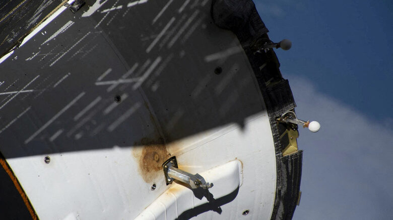 Повредата по корпуса на "Союз МС-22", която се смята, че е причинила изтичането на охлаждащата течност