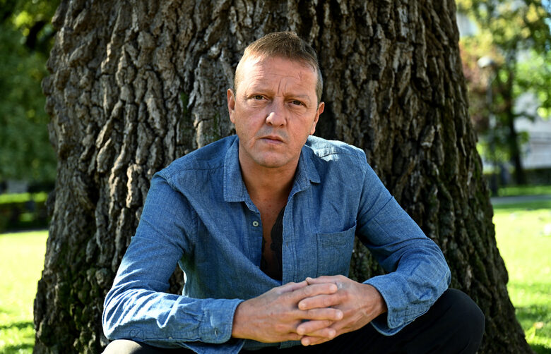 Валери Йорданов заяви пред "Дневник", че директорът на театъра се опитва по всякакъв начин да уволни Морфов под претекст, че не изпълнява задълженията си.