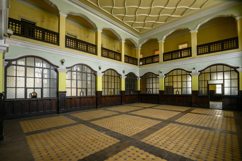  Централната зала на Сточна жп гара в този момент се употребява единствено за снимане на филми. 