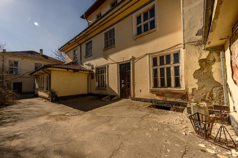  Отвън постройката на Сточна жп гара е в окаяно положение и се нуждае от ремонт. 