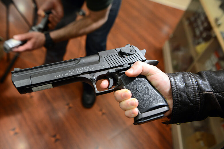  Действащи чиновници на 11 министерства, организации и други държавни ведомства имат право да получат оръжие единствено против служебна записка от ведомството, че са чиновници или военнослужещи, като показват снимки; уверение, че оръжието е механически изправно и документ за платена такса. 