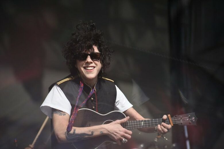  Песента на LP Lost On You я прави световноизвестна през 2015 година 