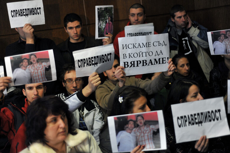Близки и приятели на убитите протестираха в съдебната зала след оправдателната присъда на първа инстанция, като издигнаха плакати, които приканват съда към справедлив процес.