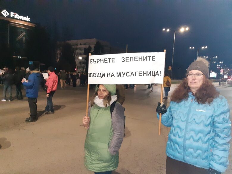 Тези жени живеят в други блокове на "Мусагеница", но са дошли да подкрепят съкварталците си за опазване на дърветата до блок 101.