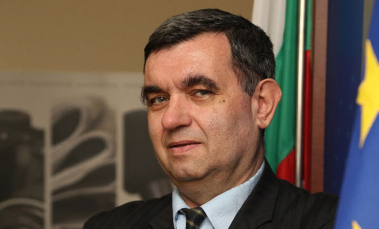  От историческите персони подобаващи са първият държавен глава княз Александър I Батенберг, доктор Константин Стоилов, вероятно Стефан Стамболов, счита доцент доктор Йосиф Аврамов /на снимката/. 