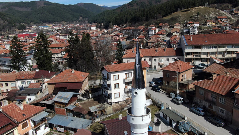  В Якоруда, по данни на Националния статистически институт (НСИ) живеят над 5 хиляди души. 