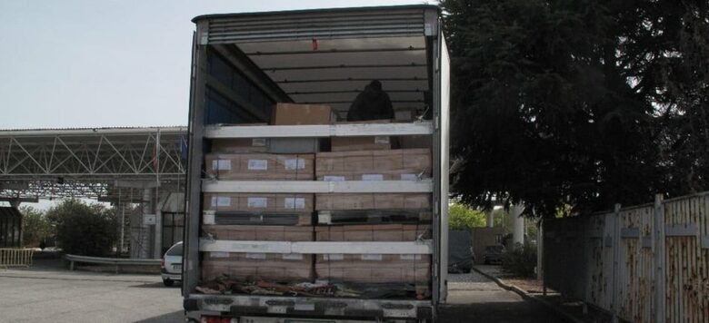  Повечето водачи на товарни камиони не алармират в полицията, в случай че намерят незаконни мигранти, тъй като се притесняват от арест и обвинявания. 