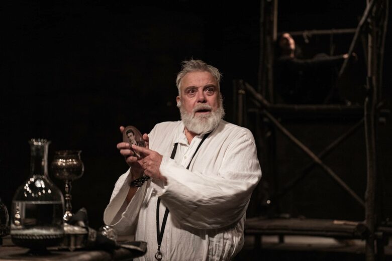  Владимир Пенев в ролята на поп Кръстьо във 