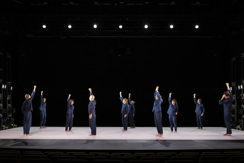 Танцьорите са облечени в работнически униформи, движат се под музиката на Рахманинов и на Jamie xx, минавайки през различни настроения Танцьорите са облечени в работнически униформи, движат се под музиката на Рахманинов и на Jamie xx, минавайки през различни настроения