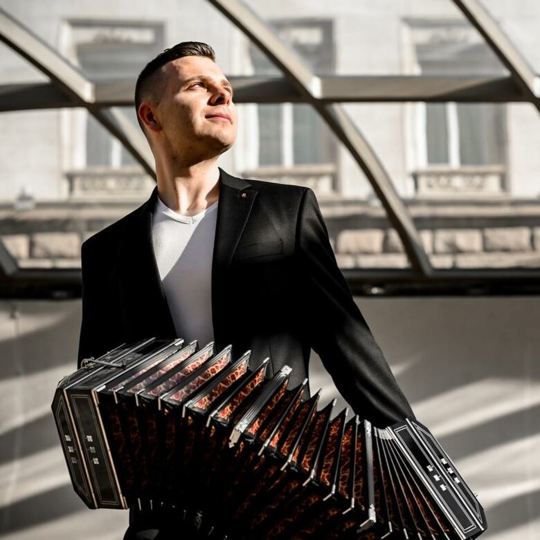  Стоян Караиванов приключва майсторския клас на световноизвестния бандонеонист Хуан Хосе Мосалини, работил е и с маестро Даниел Бинели. 