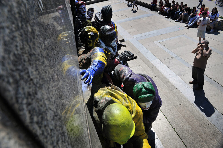  2011 година Интересът към паметника набъбна след изрисуването на скулптурите от Destructive creation. 