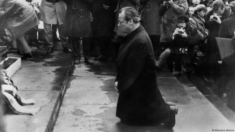 7 декември 1970: германският канцлер Вили Бранд пада на колене пред паметника на героите от Варшавското гето.