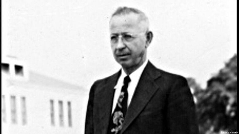  Виктор Хутев е роден в Райково (днешен квартал на Смолян). 