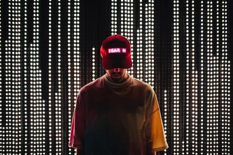  Работата на Марко Д’Агостин слага под въпрос ролята и работата на паметта и се концентрира върху връзката сред реализатор и фен. 