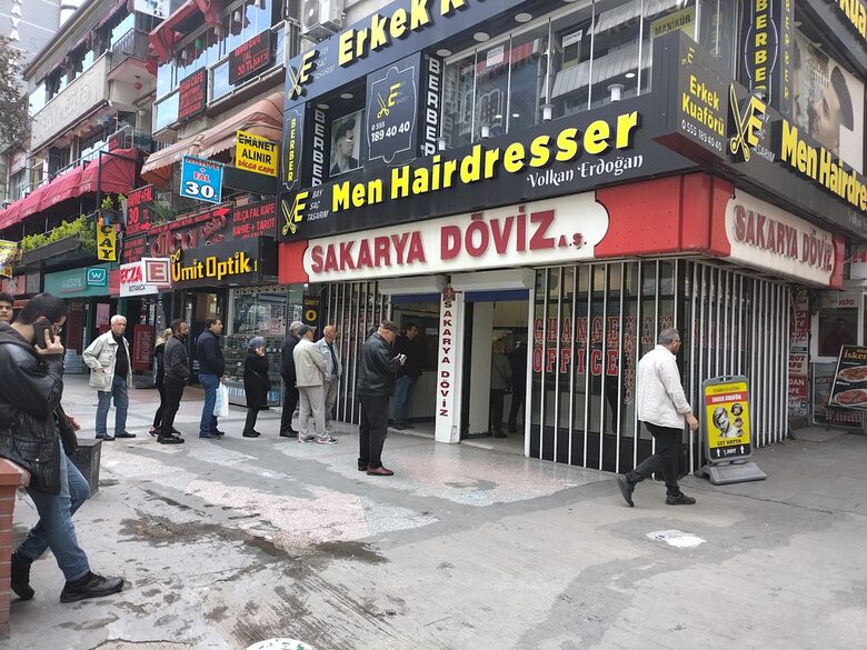  Пред обменното бюро в Анкара 