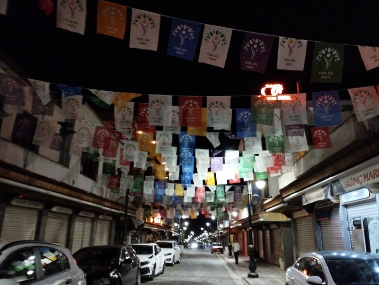  Знамената на Зелената лява партия по улиците на Диарбекир. 