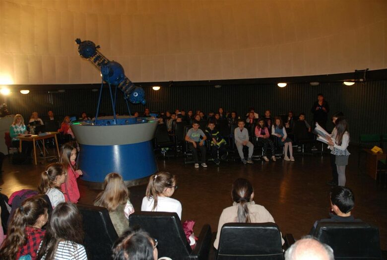  Хиляди възпитаници от цялата страна 