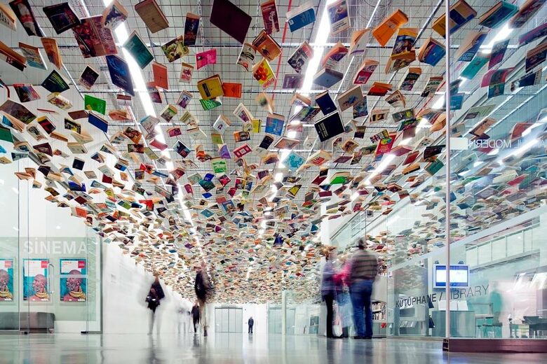 Инсталацията с висящи книги False Ceiling (2005) на британския куратор и артист Ричард Уентуърт може да бъде видяна в музея.