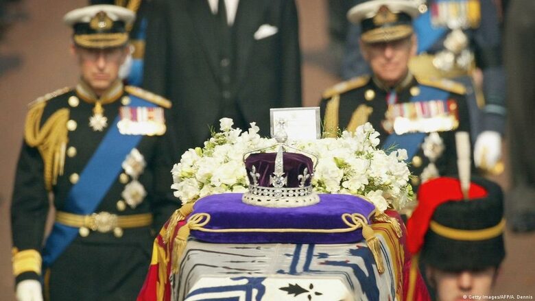  Короната на Елизабет Втора с диаманта 