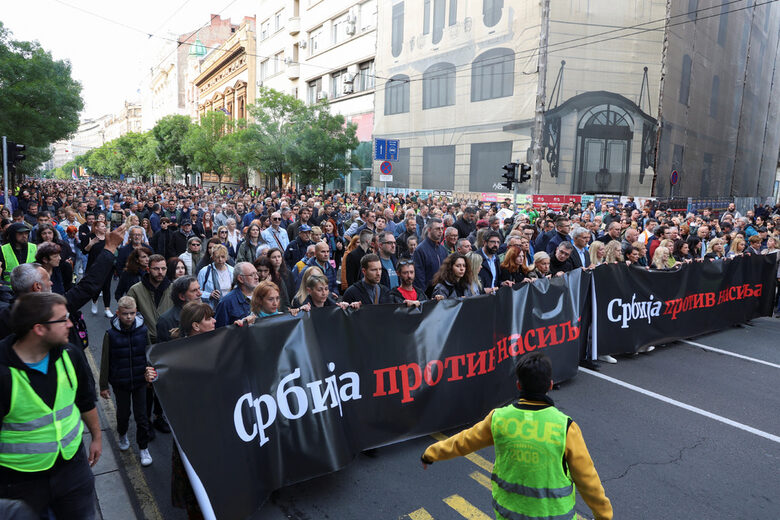 "Сърбия против насилието" е написано на транспаранта, зад който се проведе невиждан по големина протест в Белград